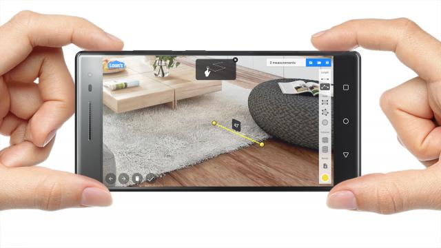 <b>Lenovo Phab 2 Pro este primul smartphone din lume cu tehnologia Project Tango; iată ce poate face acesta</b>Cel mai important anunț din cadrul evenimentului Keynote susținut ieri seară de către Lenovo, a fost lansarea primului smartphone de pe piață ce vine cu tehnologia Project Tango la pachet. Acest dispozitiv poartă numele de Lenovo Phab 2 pro și grație 