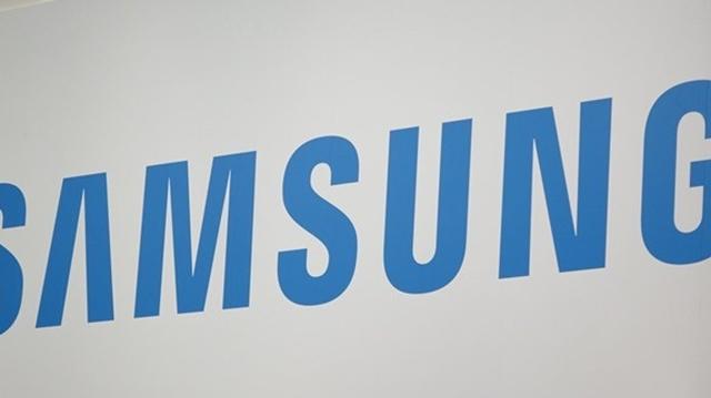 <b>Samsung s-ar pregăti să reinventeze TouchWiz, renunţând la app drawer, conform unor beta testeri</b>Prin intermediul unor informații primite din partea unor beta testeri, aflăm astăzi faptul că Samsung pregătește o reinventare a lui TouchWiz - interfața regăsită pe smartphone-urile companiei sud-coreene. Aparent, producătorul va renunța la app drawer