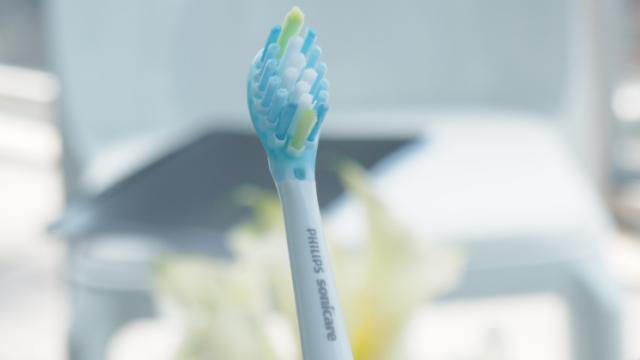 <b>Philips lansează o periuţă electrică smart, care se conectează la telefon, vine cu suport Bluetooth</b>De curând cei de la Philips au lansat și periuța electrică smart intitulată Sonicare FlexCare Platinum Connected. Acest dispozitiv interesant beneficiază de conectivitate Bluetooth, modalitate prin care se va realiza conexiunea la smartphone și astfel