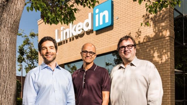 <b>Microsoft anunţă achiziţia LinkedIn contra sumei de 26.2 miliarde de dolari</b>O mutare interesantă are loc astăzi, moment în care Microsoft anunță achiziția celebrei platforme sociale LinkedIn. Acest website vine în ajutorul utilizatorilor ce sunt în căutarea unui loc de muncă în special, fiind astfel vorba despre un mediu enterpri