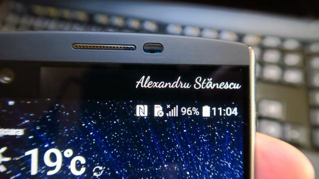 <b>LG V10: Display-uri duale, cu senzaţia de gimmick (sau nu) și luminozitate scăzută</b>LG V10 este unul dintre puţinele terminale dual display de pe piaţă, un model care pe lângă ecranul principal de 5.7 inch se prezintă la apel şi cu o "fâşie" LCD deasupra acestuia, fix lângă camerele duale