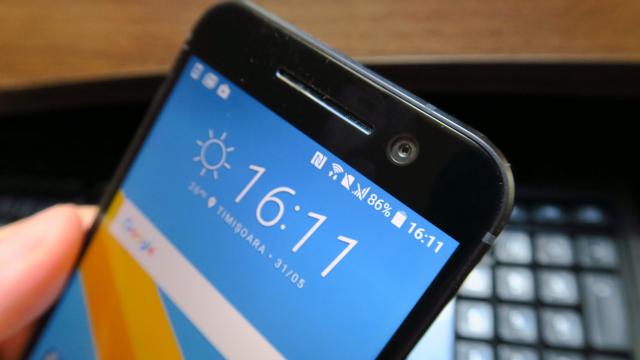 <b>HTC 10: Conectivitate de flagship, nici o lipsă majoră</b>HTC 10 stă bine la capitolul conectivitate, venind cu slot-ul obişnuit deja nano SIM, dar şi cu suport LTE Categoria 9, oferind descărcări de până la 450 Mbps