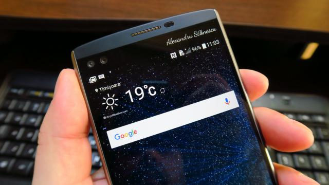 <b>LG V10: Hardware excelent atât pentru 2015, cât şi pentru 2016</b>LG V10 a fost promovat şi văzut ca fratele mai mare al lui LG G4, împărţind cu el grosul dotărilor. Spre exemplu el are fix aceeaşi cameră de 16 megapixeli, plusează cu 1 GB RAM şi păstrează şi rezoluţia Quad HD, dar creşte puţin diagonala