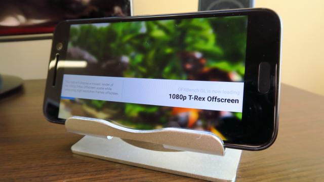 <b>HTC 10: Benchmark-uri de podium, performanță high-end</b>HTC 10 face ca eșecul din 2015 să pară o amintire urâtă, pentru că Snapdragon 820 e clar nivelul următor de CPU. Benchmarkuri excelente pentru HTC 10!