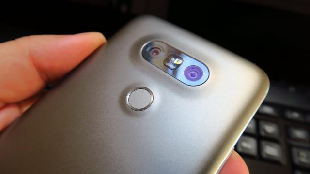 <b>LG G5: Camera lui LG G4 primeşte un sidekick wide angle, un pas spre perfecţiune</b>LG G5 se remarcă încă de prima oară când îl vezi prin camera sa duală din spate, care în mod surprinzător nu e foarte protuberantă. Vine după un G4 cu o cameră excelentă şi care încă e un etalon la calibrarea culorilor. Primim şi telemetru laser pe G5..