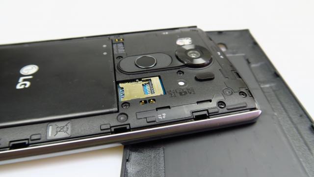 <b>LG V10: Baterie peste LG G4, dar subţire pentru un phablet masiv</b>Atunci când vezi un phablet masiv şi auzi că are o greutate de aproape 200 de grame, te gândeşti că aduce şi o baterie impresionantă şi are o durată de funcţionare excelentă. Astfel de aşteptări apar şi pentru LG V10, mai ales că îl tot comparăm cu..