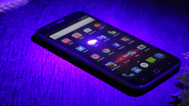 <b>Display-ul lui Vernee Thor este supus unui test de rezistență ce implică utilizarea unui laser de 50mW</b>Cei de la Vernee decid astăzi să realizeze un test ceva mai diferit asupra lui Vernee Thor, display-ul fiind luat acum în vizor. Panoul acestui smartphone este testat pentru rezistența la o sursă de căldură, în acest caz fiind vorba despre un laser de 50 