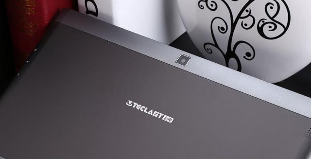 <b>Teclast TBOOK 16 este o tabletă hibrid ce adoptă un setup dual-boot; poate fi cumpărată pentru 219.99 dolari</b>În multitudinea de tablete disponibile în acest moment pe piață se află și Teclast Tbook 16, un dispozitiv vândut pentru suma de 219.99 dolari. Suma de față ne aduce un terminal cu display FHD de 11.6 inch, cu procesor quad-core Intel, și cu 4 GB memorie 