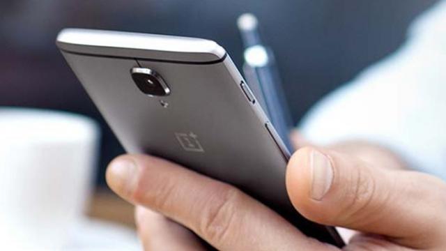 <b>OnePlus 3 ajunge la QuickMobile; iată prețul de comercializare pentru noul flagship</b>Cum era de așteptat, la doar câteva zile de la anunțul oficial, smartphone-ul OnePlus 3 ajunge și pe plan local - terminal vândut de către QuickMobile pentru un preț de 2.199 lei. Vorbim în cazul de față despre flagship-ul companiei chineze ce beneficiază