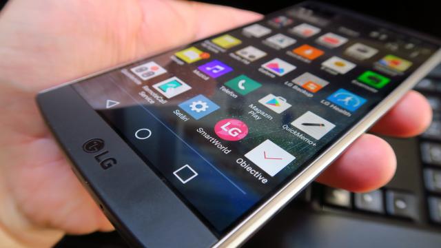 <b>LG V10: OS, UI, aplicaţii minimaliste şi plate, cu niscai bloatware</b>LG V10 e din păcate blocat în epoca Android 5.1.1, deşi s-a lansat de mai bine de jumătate de an şi ar fi trebuit să primească actualizarea la Android Marshmallow până acum. Peste Lollipop e aplicat LG UX, într-o variantă minimalista şi plată..
