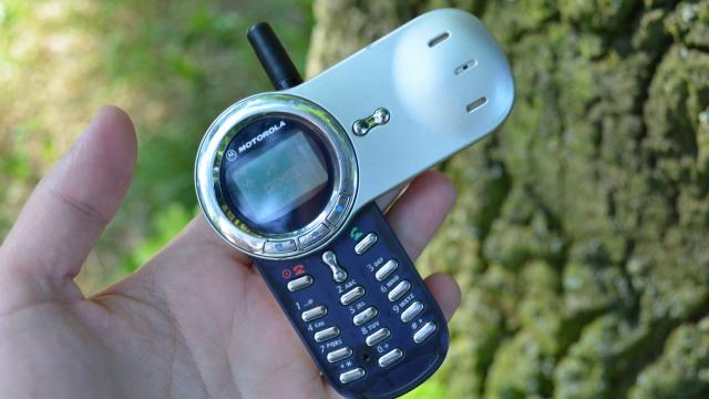 <b>Motorola V70 RetroReview: precursorul lui Motorola Aura şi un model cu clapetă rotativă şi iluminare fascinantă (Video)</b>Ne continuăm seria de recenzii RetroReview, astăzi cu un model Motorola, pe numele său Motorola V70 şi însemnat în istoria companiei care a inventat telefonul mobil. El debuta în anul 2002 şi se remarca prin clapeta rotativă, ce avea să servească drept..