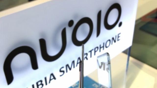 <b>ZTE Nubia Z11 se afișează într-o fotografie reală ce scoate la iveală display-ul edge-to-edge</b>Următorul smartphone din portofoliul ZTE va fi nimeni altul decât Nubia Z11, terminal cu dotări high-end ce va aduce la pachet un panou frontal cu margini inexistente - oferind astfel acel look edge-to-edge pe care mai toți îl apreciem atunci vând vine