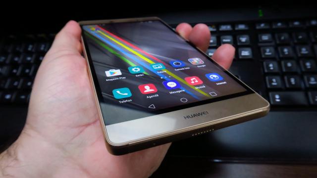 <b>Huawei P8 Max Review</b>Dacă în 2015 am realizat recenzia lui Huawei P8 şi P8 Lite, nu puteam lăsa neîntregit trio-ul de anul trecut, astfel că vă prezentăm și modelul Huawei P8 Max. Acesta era anunţat în primăvara anului trecut odată cu Huawei P8 şi era practic varianta sa..
