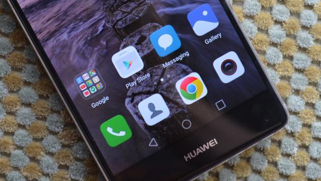 <b>Huawei Emotion UI 5.0 ar urma să aducă un look similar lui Android stock; se lansează în septembrie</b>La ora actuală toate smartphone-urile Huawei comercializate pe piață vin la pachet cu interfața Emotion UI ce este aplicată peste Android. Aceasta aduce un setup similar cu cel întâlnit pe iOS unde toate iconițele sunt plasate direct pe ecran, fără a avea