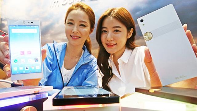 <b>Pantech Sky IM-100 este oficial; smartphone-ul ce marchează revenirea companiei pe piață costă 390$</b>Smartphone-ul ce marchează revenirea pe piață a celor de la Pantech tocmai ce a fost anunțat astăzi - dispozitiv ce va fi comercializat la un preț destul de piperat la prima vedere, și anume 390 dolari. Suma de față ne oferă un pachet hardware format