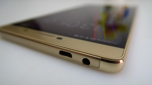 <b>Huawei P8 Max: Design solid şi masiv, surprinzător de uşor la utilizarea de zi cu zi</b>Huawei P8 Max este un phablet masiv şi fix motivul pentru care tabletele o duc aşa rău îl reprezintă astfel de device-uri. Pe hârtie ele figurează ca phablet-uri, în realitate ele sunt aproape tablete, la doar 0.2 inch distanţă de această definiţie