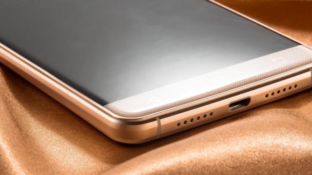 <b>BlackView R7 va ajunge curând la vânzare în România; vedem fotografii și scorul din AnTuTu</b>De ceva timp compania chineză BlackView își comercializează produsele în România prin intermediul distribuitorului iHunt.ro. A fost lansat și un site oficial ce poate fi accesat de la adresa blackview.ro, iar astăzi aflăm că în curând un nou smartphoen va