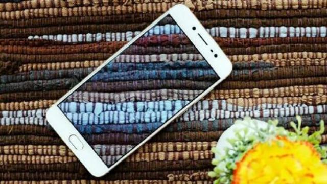 <b>Numeroase fotografii cu Vivo X7 ajung pe web înaintea lansării de pe 30 iunie</b>Peste doar 4 zile compania chineză Vivo își va prezenta noile flagship-uri din acest and, printre ele numărându-se Vivo X7 și varianta sa phablet numită Vivo X7 Plus. În așteptarea acestui eveniment primim astăzi o serie de fotografii cu noul model, iar 