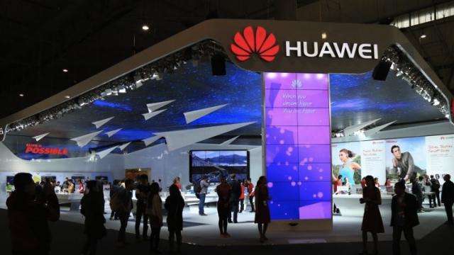 <b>Huawei își păstrează target-ul de vânzări pentru 2016; se așteaptă la comercializarea a 140 milioane de terminale mobile</b>Huawei a avut parte de un an excelent anterior (2015), reușind să livreze nici mai mult nici mai puțin de 108 milioane de terminale mobile la nivel global. Cum era de așteptat, target-ul pentru 2016 avea să fie unul îndrăzneț, în cazul de față fiind vorba