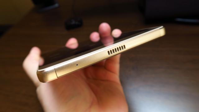 <b>Huawei P8 Max: Multimedia la nivel înalt... al volumului</b>Huawei P8 Max s-a prezentat la review fără a sosi cu căşti la pachet, dar aceasta e o unitate de test, deci e posibil ca modelul comercial să aibă acest accesoriu inclus. Avem de-a face aici cu un device ce integrează un "sound chamber" de 0.91 cc..