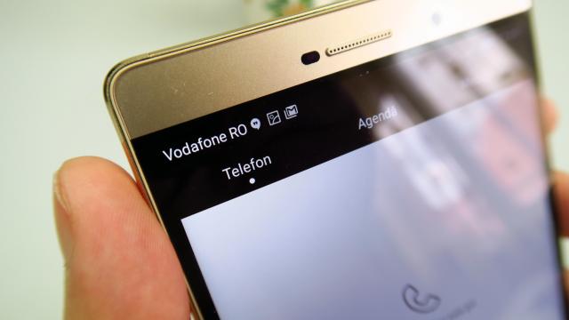 <b>Huawei P8 Max: Conectivitate dual SIM, LTE şi virtual HD</b>Huawei P8 Max e ultimul device din lume la care m-aş gândi să port o conversaţie, mai ales când sunt 50 de grade afară şi metalul se încinge. De aceea un headset Bluetooth e sfânt în acest caz, dar hai să vedem ce ne rezervă mega phablet-ul şi la restul..