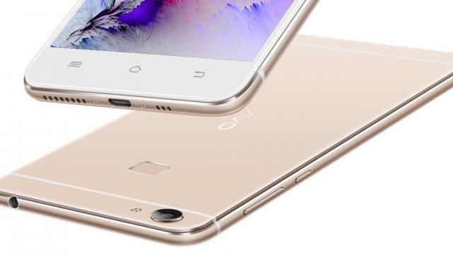 <b>Vivo X7 este certificat de agenția chineză TENAA cu o zi înainte de lansare</b>Pe data de 30 iunie, compania chineză Vivo va prezenta oficial noile smartphone-uri X7 și X7 Plus - modele high-end ce vor adopta un design similar. Astăzi descoperim că varianta standard cu display de 5.2 inch tocmai ce a fost certificată de către TENAA