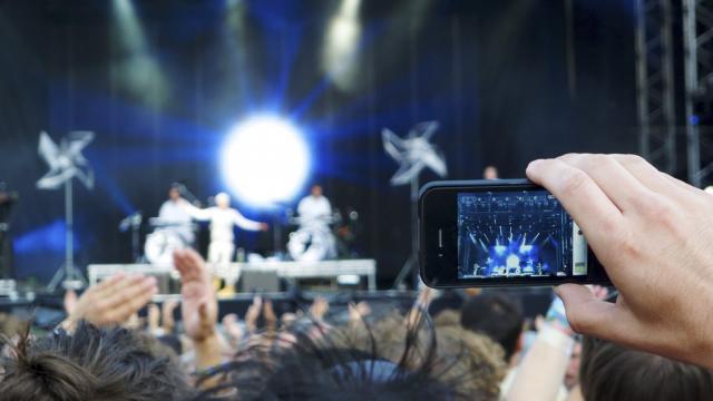 <b>Apple ar putea să ne oprească din fotografiere şi filmare la concerte, conform unui nou brevet</b>Un proaspăt brevet primit de către Apple ne indică posibilitatea ca gigantul din Cupertino să vină cu o soluție specială prin care filmatul și fotografiatul în timpul concertelor să nu mai fie disponibil pentru utilizatori. Această aplicație de brevet ne 