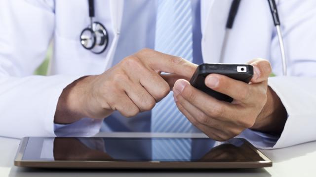 <b>Cum influenţează gadgeturile, tabletele şi telefoanele sănătatea şi cum se trece la următorul nivel al medicinei</b>Mai toate gadget-urile de pe piață, fie ele smartphone-uri, tablete sau brățări fitness, au o contribuție asupra evoluției în materie de medicină. În editorialul de astăzi vă vom vorbi despre rolul acestor produse în cercetarea și descoperirea de soluții