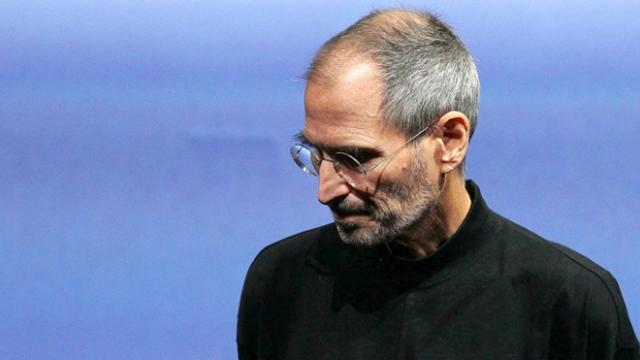 <b>Aniversarea de 9 ani a lui iPhone e sărbătorită cu o colecţie de clipuri în care Steve Jobs se enerva în public (Video)</b>La data de 29 iunie 2007 pe piață debuta primul iPhone ce avea să cucerească publicul din întreaga lume. La 9 ani de la acest moment primim o colecție de clipuri în care CEO-ul companiei la acea vreme, și anume Steve Jobs se enerva în public. Această