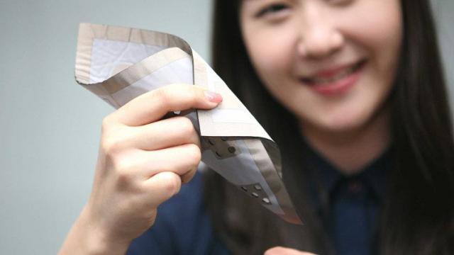 <b>LG prezintă un material textil cu senzori integrați, care se poate îndoi şi curba</b>Ideea de terminal flexibil ce se poate îndoi, circulă din ce în ce mai mult pe web în ultima perioadă. Astăzi, la scurt timp după ce aflam că Apple a primit un brevet pentru un material textil ce urmează a fi utilizat la dezvoltarea de noi terminale pe