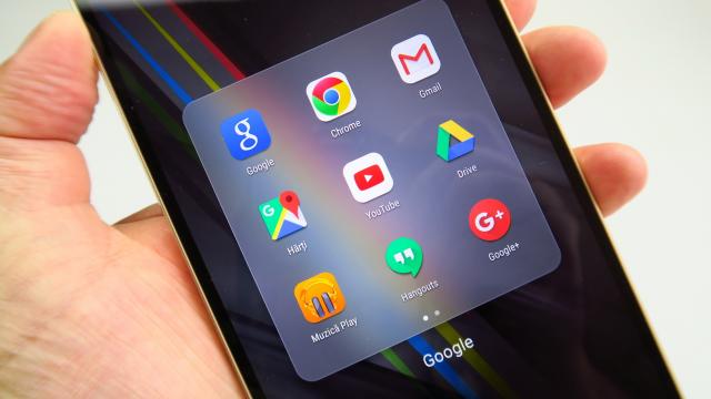 <b>Huawei P8 Max: Lollipop combinat cu EMUI și 46 aplicații la pachet</b>Huawei P8 Max cumva nu a primit încă actualizarea la Android 6.0 Marshmallow, rămânând la Android 5.1.1 cu EMUI 3.1 aplicat peste. Interfaţa e plată şi abstractă, cu nişte culori temperate şi deloc fistichii..