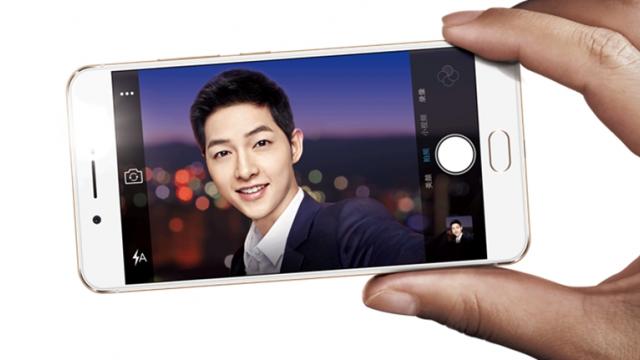 <b>Vivo prezintă smartphone-urile X7 și X7 Plus; vin cu camere selfie de 16 megapixeli</b>Cei de la Vivo au avut pregătit pentru astăzi un nou eveniment de presă, unul în cadrul căruia au debutat smartphone-urile X7 și X7 Plus. Dotarea comună pe care cele două o aduc, este camera frontală de 16 megapixeli ce promite selfie-uri cu adevărat de 