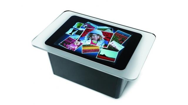 <b>Microsoft ar putea lucra la un model Surface All in One PC, amintind puţin de proiectul PixelSense</b>O informație recent apărută în presă ne indică faptul că cei de la Microsoft ar urma să prezintă un model Surface de tip All-in-One PC - terminal menit pentru sufragerii și destinat utilizării în comun de către familie. Acest detaliu vine din partea celor