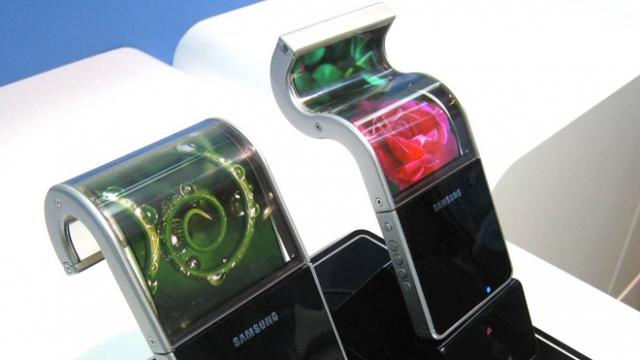 <b>Un nou brevet Samsung detaliază telefoane şi tablete flexibile, care ar putea sosi în 2017</b>De ceva timp se știe grație zvonurilor apărute în mediul online, faptul că cei de la Samsung ar pregăti un prim telefon flexibil pentru anul viitor. Am văzut câteva brevete anterior ce exemplificau acest concept, iar astăzi avem parte de noi materiale ce