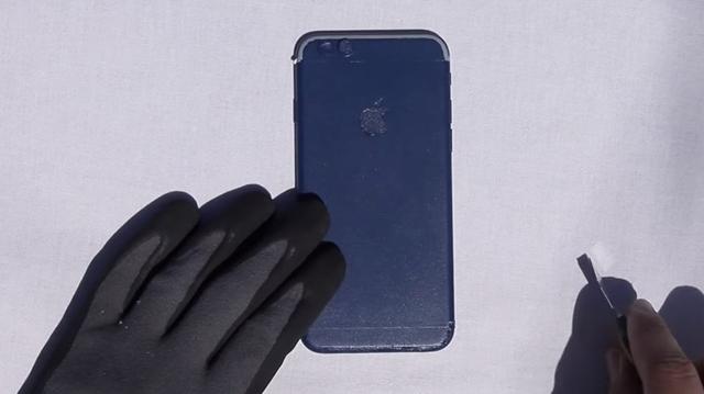<b>Iată cum se transformă un iPhone 6s într-un iPhone 7 printr-un experiment de prelucrare metalică în Ungaria (Video)</b>Unii fani Apple nu mai au răbdare până la debutul noului iPhone 7, și tocmai de aceea aplică la o serie de măsuri cu totul și cu totul neobișnuite. Este și cazul unui utilizator ce a decis să-și transforme actualul său telefon iPhone 6s într-un model de