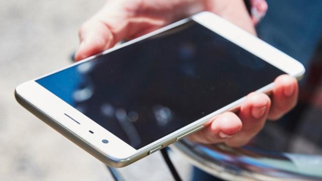 <b>OnePlus 3 primeşte actualizarea la OxygenOS 3.2.0, cu administrare mai bună a RAM-ului, mod sRGB</b>De curând am aflat și despre modalitatea în care smartphone-ul OnePlus 3 administrează cei 6 GB memorie RAM aduși la bord, această tehnică trezind nemulțumiri printre utilizatorii noului flagship chinez. Compania vine astăzi cu o rezolvarea sub forma unui