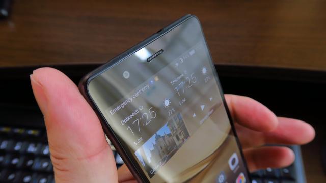 <b>Huawei P9 Lite: Conectivitate fără cusur, cu viteze şi apeluri bune</b>Huawei P9 a făcut o figură frumoasă în zona de conectivitate, abordare continuată şi de Huawei P9 Lite. El pune la bătaie două slot-uri SIM şi suport 4G LTE, cu viteză teoretică de download de până la 150 Mbps. Vine şi cu GPS şi Glonass, WiFi b/g/n