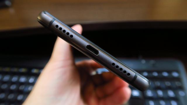 <b>Huawei P9 Lite: Multimedia cu acustică bună, dar fără a depăşi predecesorul ca volum maxim</b>Huawei P9 Lite pune la bătaie un DSP HiSilicon Hi6402 pentru acustică, dar şi un amplificator smart. Deşi jos avem două grile aparente pentru difuzoare, doar cea din dreapta chiar ascunde un speaker. Avem parte şi de tehnologie SWS în loc de DTS