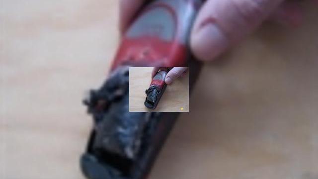 <b>Fotografii socante cu un Siemens A51 explodat!</b>Am auzit de foarte multe ori in ultima vreme ca in diferite parti ale lumii, au explodat baterii de laptop si de telefoane mobile, din cauza acumulatorilor. Ma gandesc ca nimanui nu-i face placere ca bateria mobilului sa i se incinge, ca dupa o...