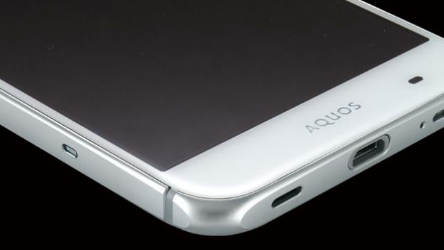 <b>My 2 Cents: O scăpare marca Nokia/Sharp ar putea fi un semn al viitorului, unul nu prea pozitiv</b>Ieri primeam o serie de imagini ce păreau a ne prezenta smartphone-ul Nokia P1, imagini care mai târziu s-au dovedit a-l reprezenta în schimb pe Sharp Aquos P1 - model proaspăt lansat pe piața taiwaneză. Cu toate acestea, ținând cont de faptul că 