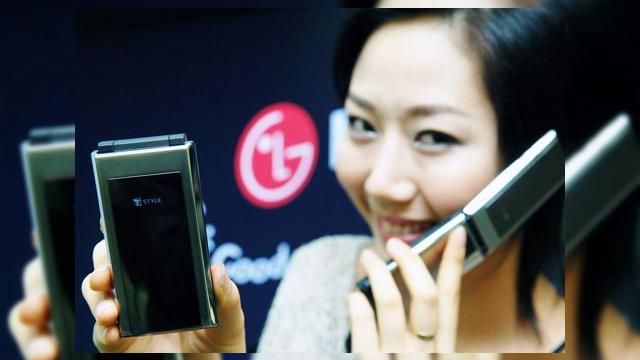 <b>LG SV260 citește mesajele SMS cu voce tare</b>Dacă sunteți un om de afaceri și doriți un telefon care să vă fie de un real folos, modelul LG SV260 Premium Folder ar putea fi cea mai bună alegere. Ce deosebește acest telefon mobil de celălalte, este opțiunea Motiquette (Mobile Etiquette) ce...