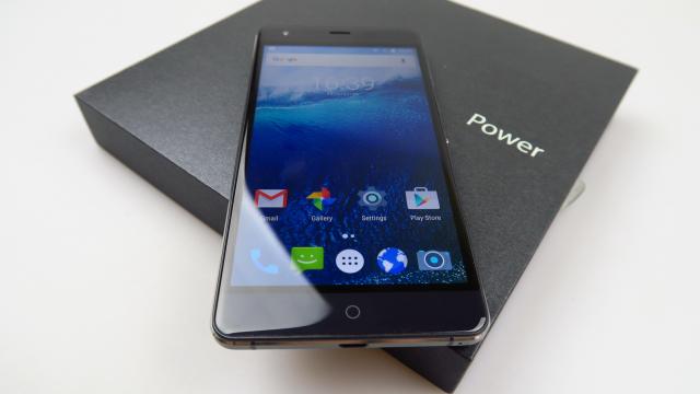 <b>Ulefone Power Unboxing: telefon cu baterie imensă, de 6050 mAh şi preţ foarte accesibil, redus cu extra voucher!</b>Unul dintre telefoanele preferate de românii care fac cumpărături online de la retailerii din China este Ulefone Power şi pentru că nu mai puteam ignora o astfel de vedetă, iată că acest model a ajuns în teste şi la noi. Terminalul iese în evidenţă prin..