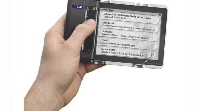 <b>Premiera: telefon italian cu display rulant!</b>Polymer Vision si Telecom Italia spera sa dea lovitura prezentand la 3GSM un nou terminal, a carui trasatura principala este includerea unui display flexibil de tip e-paper. Ecranul poate fi "rulat" in exterior, gadgetul devenind o veritabila carte...