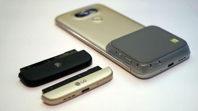 <b>My 2 cents: Blestemul inovatorilor: e oare real!?</b>Citesc în ultima vreme multe materiale ce indică o stare negativă a businessului LG Mobile, ceea din punct de vedere al inovaţiei nu are sens. LG a adus modularitatea în mainstream, ei au reuşit să concretizeze telefoanele flexibile prin seria G Flex