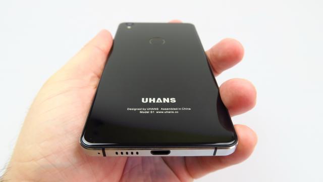 <b>UHANS S1: Design de iPhone 4, în varianta mai mare şi cu sticlă 2.5D</b>Putem compara acest UHANS S1 cu un iPhone 4 sau cu un model Xperia Z din vremurile când Sony încă mai impresiona cu designul pe bază de sticlă. Ce e cert e că S1 vine cu dublă faţetă din sticlă, având un panou 2.5D în faţă şi unul în spate