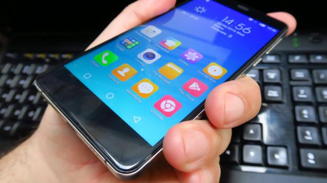 <b>UHANS S1: Display 2.5D cu vizibilitate excelentă</b>UHANS S1 aderă la trendul reutilizat de a implementa panouri 2.5D în fața handset-urilor. Astfel, primim aici un ecran de 5 inch IPS LCD cu tipică rezoluţie 720p şi sticlă 2.5D. Avem parte şi de tehnologie On Cell Touch, iar playerul video preinstalat