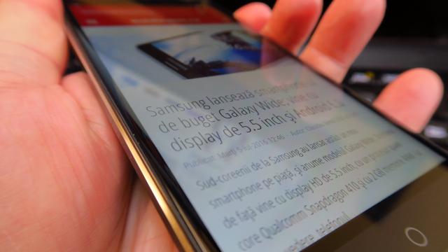 <b>Ulefone Power: Display fără defecte, destul de luminos</b>Ulefone Power nu e doar un battery phone, ci şi un terminal cu dotări midrange destul de bune, care includ un ecran Full HD. El are diagonală de 5.5 inch, vine cu panou IPS LCD şi protecţie Gorilla Glass 3. Îşi aduc aportul aici şi tehnologia LTPS şi AUO