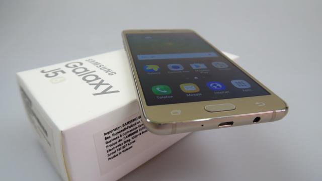 <b>Samsung Galaxy J5 (2016) Unboxing: selfie phone low-midrange scos din cutie, propus ca alternativă la modelele de buget din China (Video)</b>În urma avalanşei de modele midrange cu preţ sub 200 de dolari care îi scădeau serios cota de piaţă, Samsung a inaugurat seria Galaxy J cu ceva vreme în urmă, Galaxy J5 fiind un veritabil hit anul trecut, inclusiv în România. Îi urmează Galaxy J5 (2016)