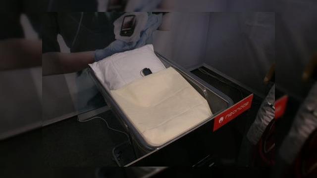 <b>Cel mai mic mobil de la 3GSM: Neonode N2</b>Acesta este noul copil al lui Neonode, N2 înfășurat bine în pătura lui. Nu cred că există vreo șansă ca acest telefon să primească cetățenia americană, dar dacă vă plac gadget-urile foarte mici, mai mic decât acesta nu există la 3GSM...