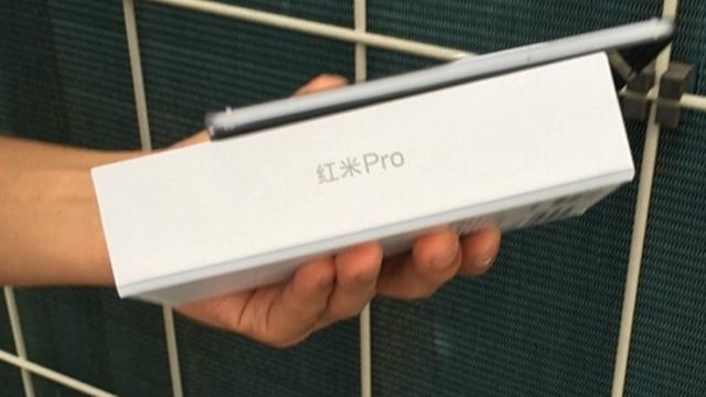 <b>Xiaomi Redmi Pro apare în noi fotografii; telefon cu procesor Helio X25 și cameră duală</b>După cum am aflat deja, cei de la Xiaomi au pregătit o conferință de presă pentru data de 27 iulie - zi în care va fi prezentat oficial smartphone-ul Redmi Pro, și poate și un prim notebook al companiei. Între timp însă, noi imagini cu terminalul mobil 